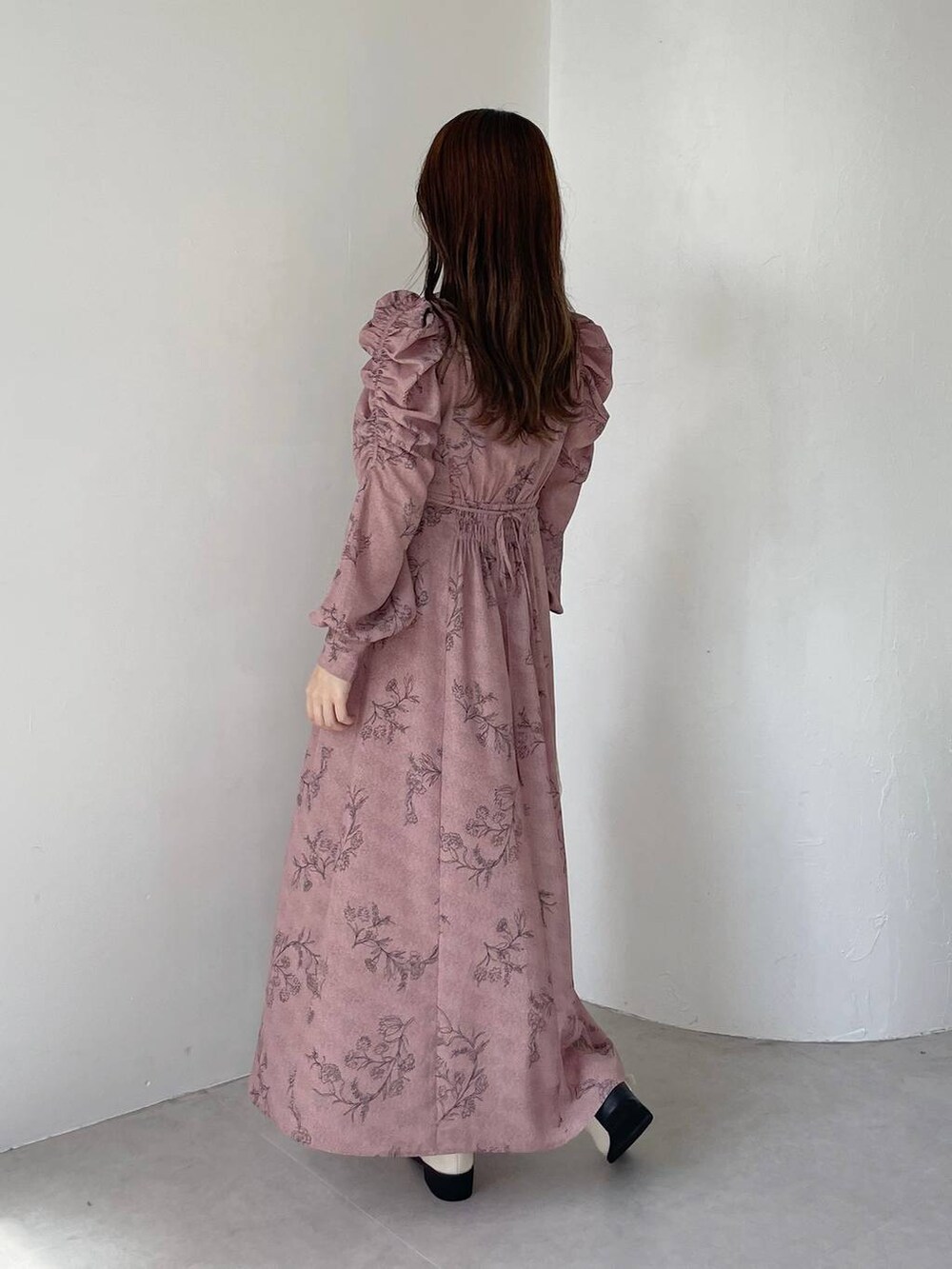 ブラック系のその他シューズ、ホワイト系のショルダーバッグ、ピンク系のワンピースを着用したレディースの夏コーディネートの2枚目の写真