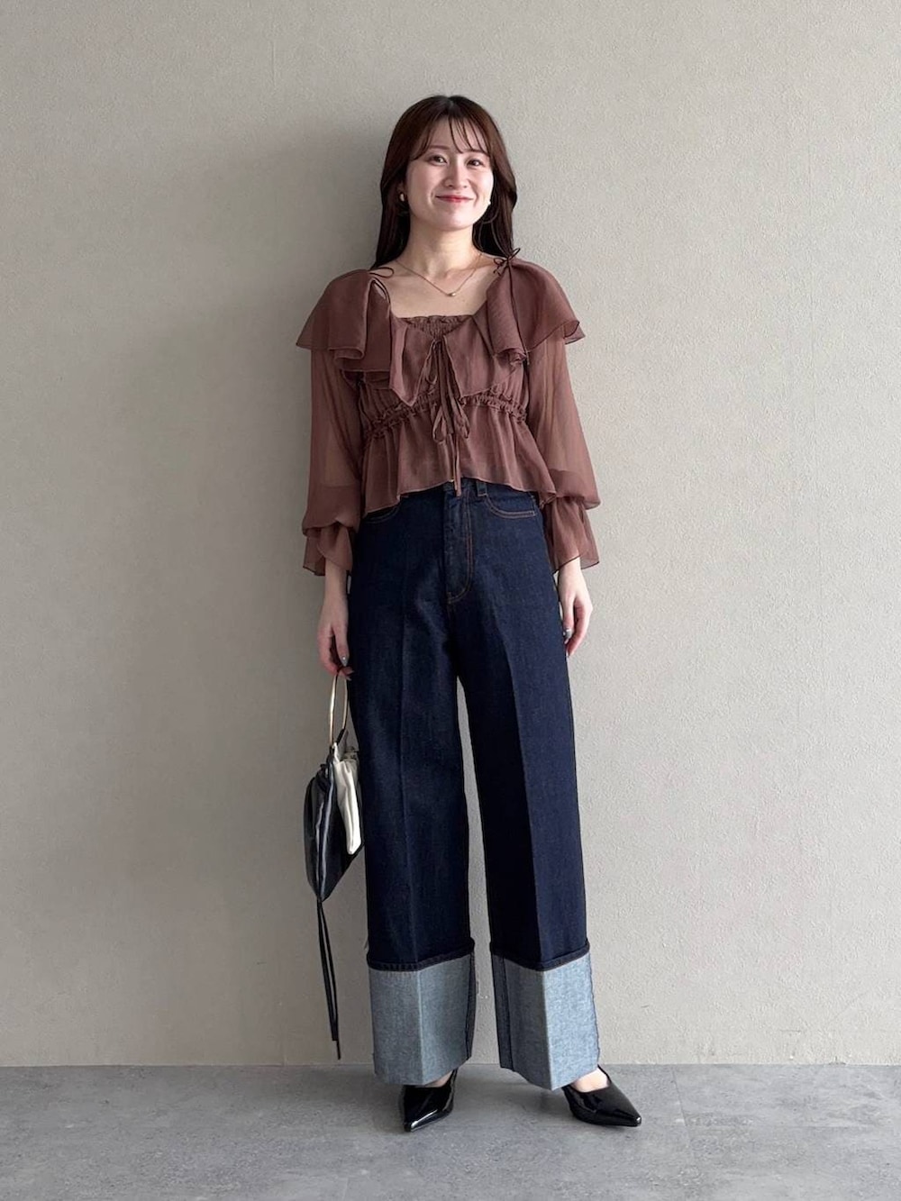 ブラック系のサンダル、ブラウン系のシャツ/ブラウス、ホワイト系のノーカラージャケットを着用したレディースの冬コーディネートの3枚目の写真