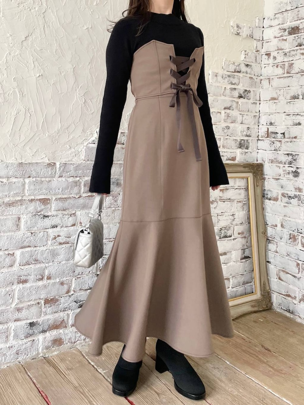 ブラック系のブーツ、ブラウン系のスカート、ブラック系のニット/セーターを着用したレディースの秋コーディネートの4枚目の写真