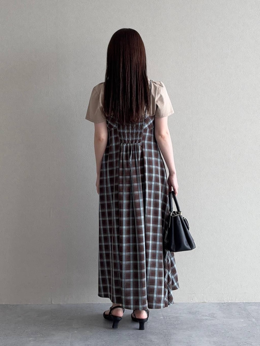 ブルー系のワンピース、ブラック系のショルダーバッグ、ブラック系のサンダルを着用したレディースの夏コーディネートの2枚目の写真