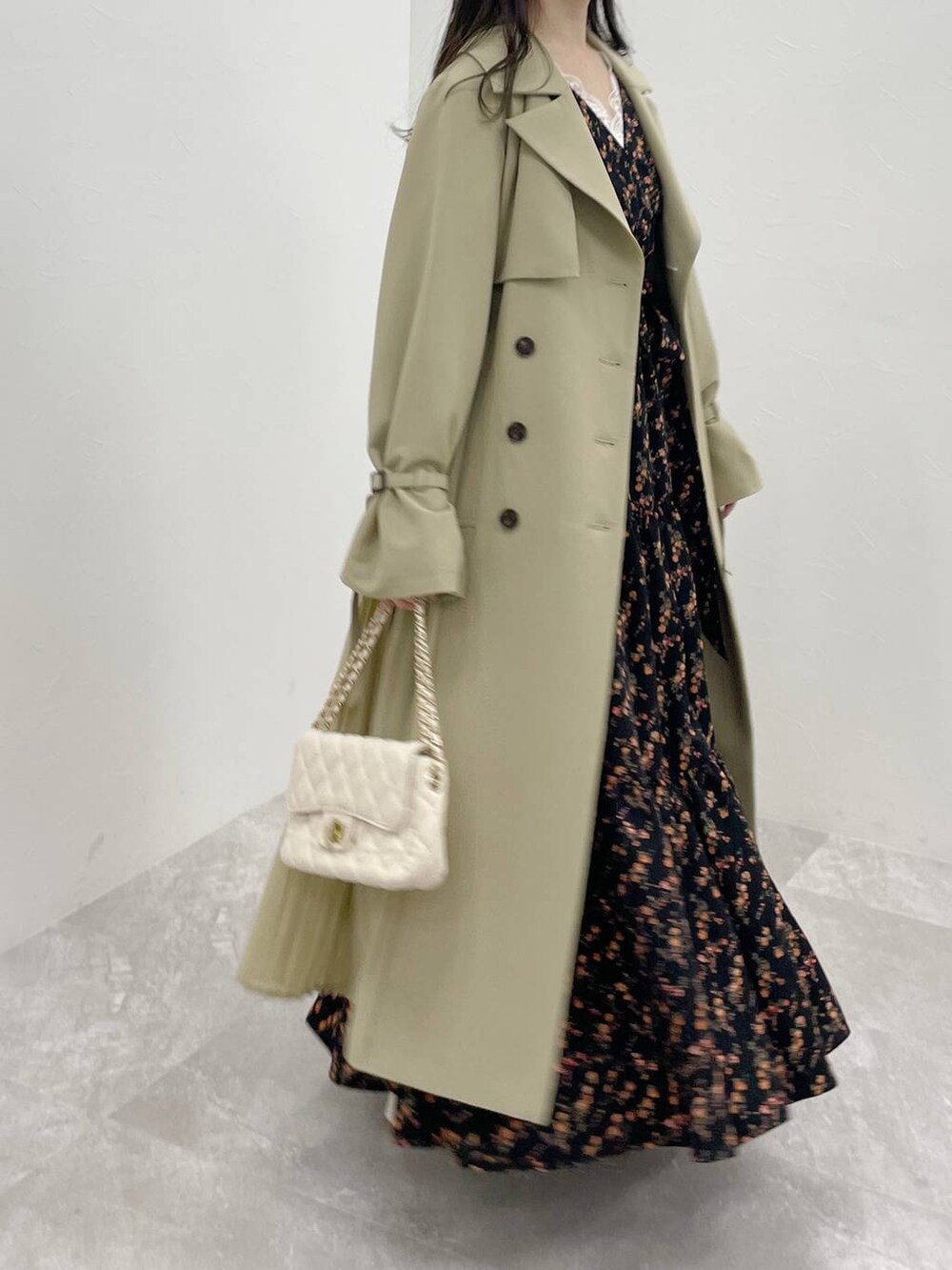 ホワイト系のタンクトップ、ブラック系のワンピース、ホワイト系のショルダーバッグを着用したレディースの冬コーディネートの4枚目の写真