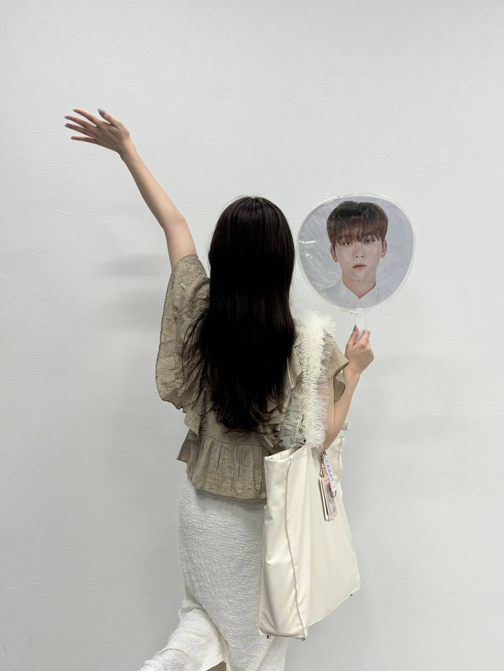 ベージュ系のシャツ/ブラウス、ホワイト系のスカート、ホワイト系のサンダルを着用したレディースの夏コーディネートの3枚目の写真