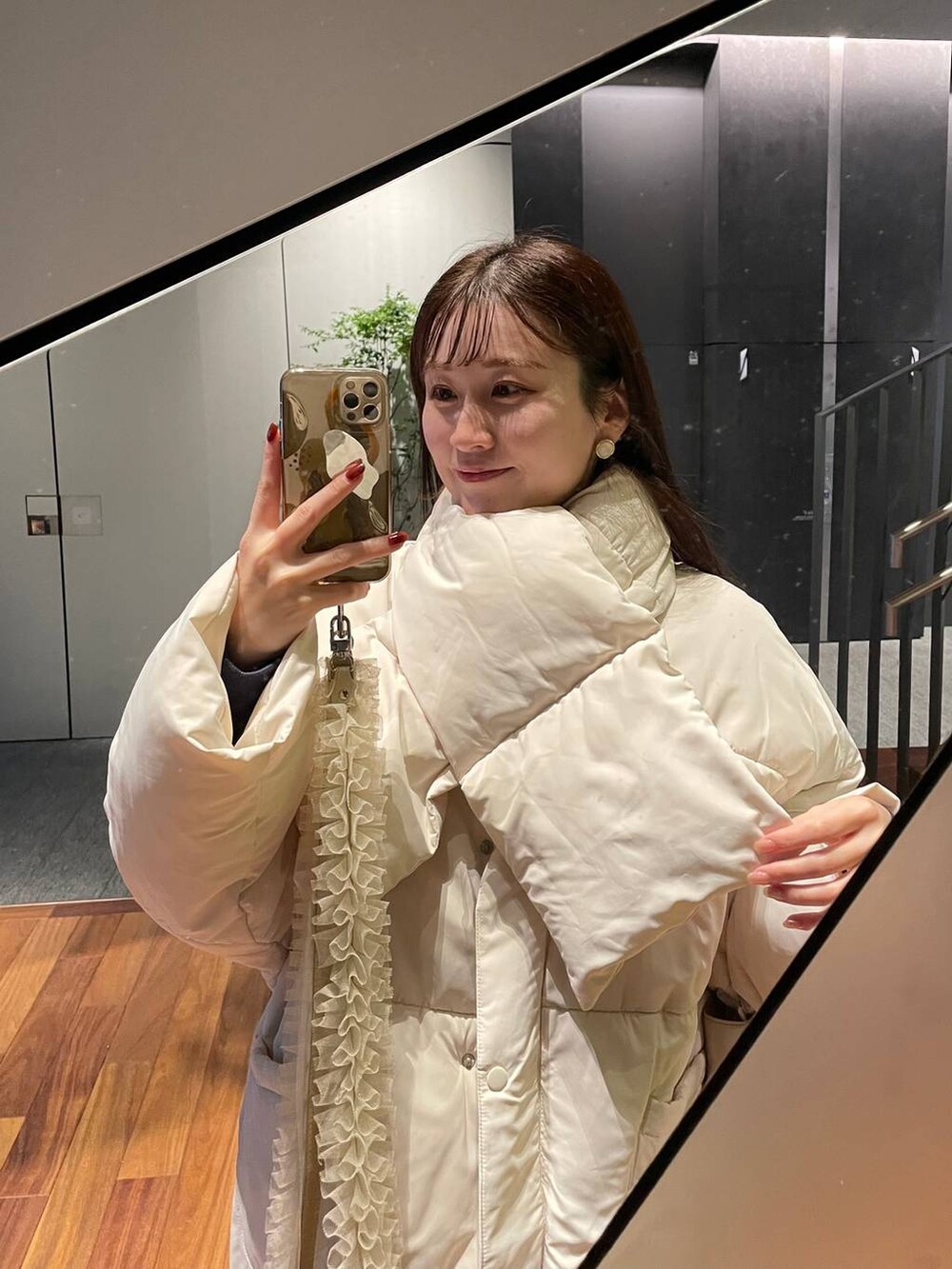 ベージュ系のブルゾンを着用したレディースの冬コーディネートの4枚目の写真