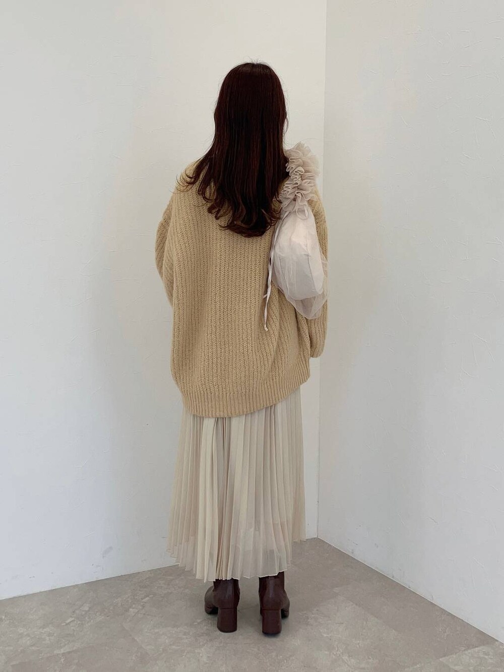 ブラウン系のブーツ、ベージュ系のショルダーバッグ、ベージュ系のカーディガン/ボレロを着用したレディースの冬コーディネートの2枚目の写真