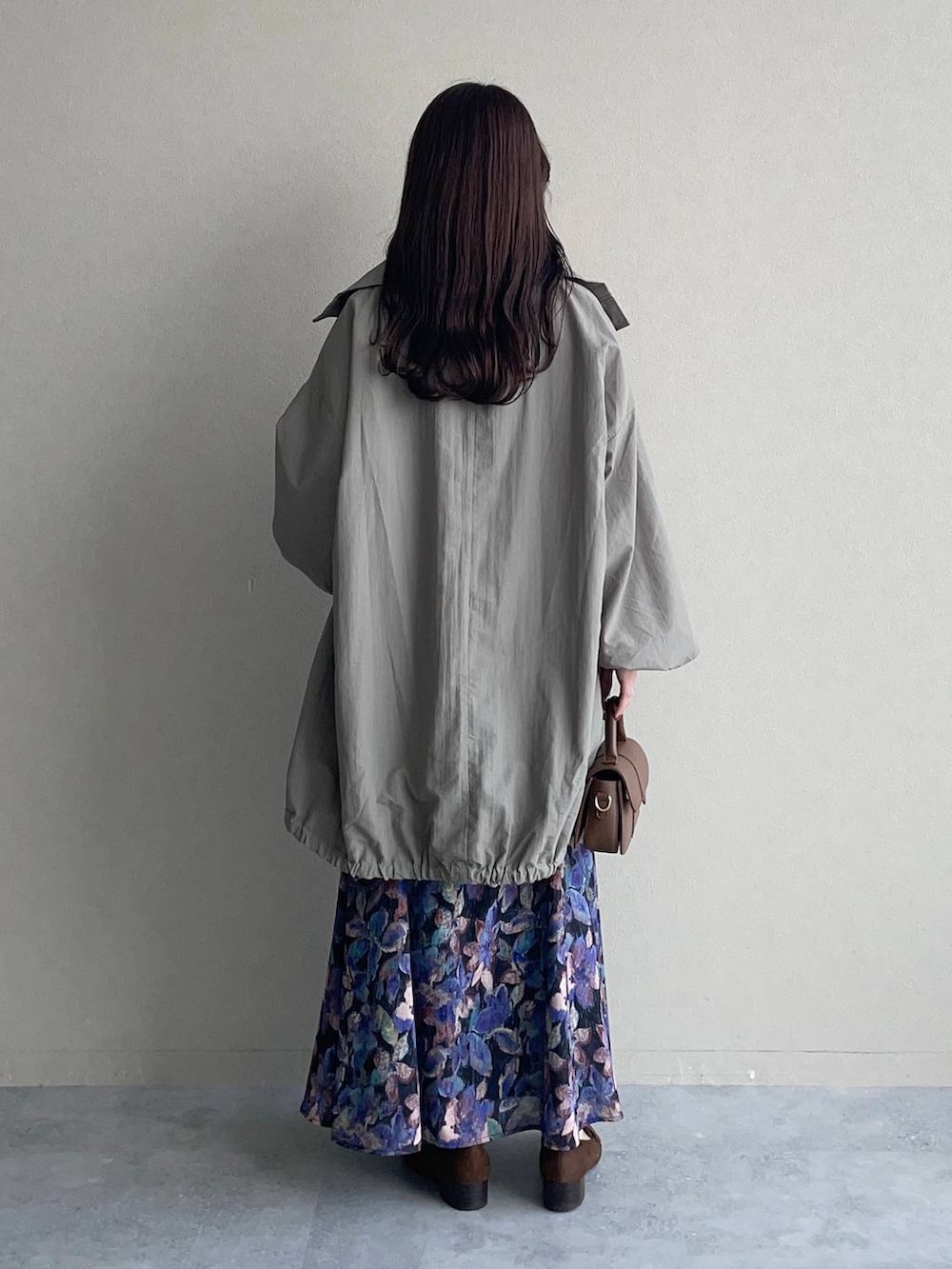 ホワイト系のスウェット、ブラック系のスカート、ブラウン系のローファーを着用したレディースの秋コーディネートの2枚目の写真