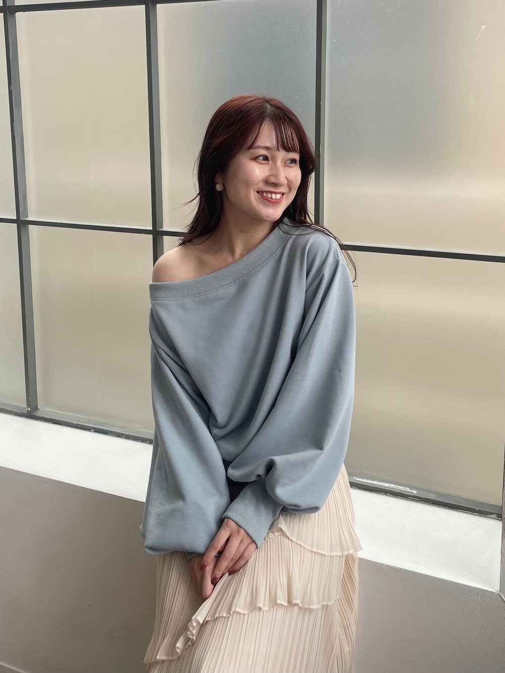 ブラック系のブーツ、ブルー系のスウェット、ホワイト系のスカートを着用したレディースの秋コーディネートの3枚目の写真