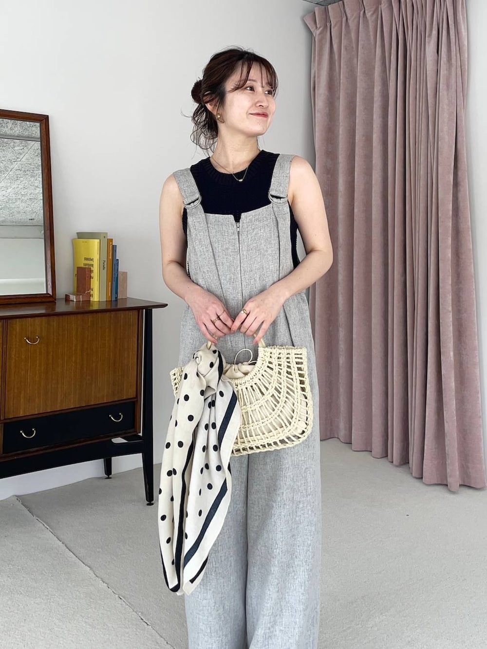 ブラウン系のサンダル、ブラック系のベスト、グレー系のサロペット/オーバーオールを着用したレディースの春コーディネートの3枚目の写真