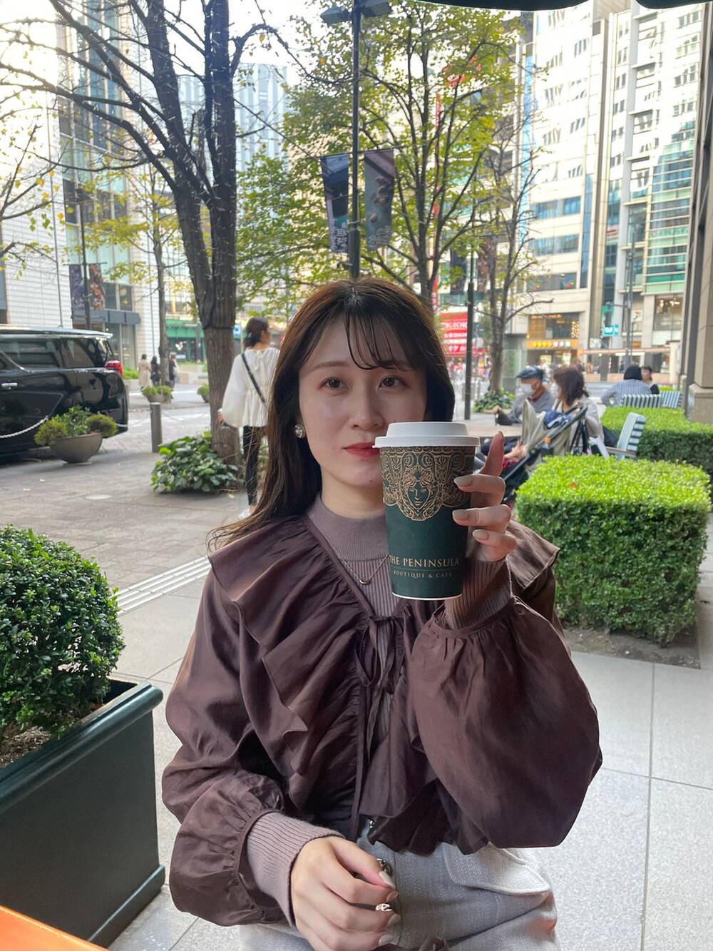 ホワイト系のスカート、ブラウン系のシャツ/ブラウスを着用したレディースの秋コーディネートの4枚目の写真