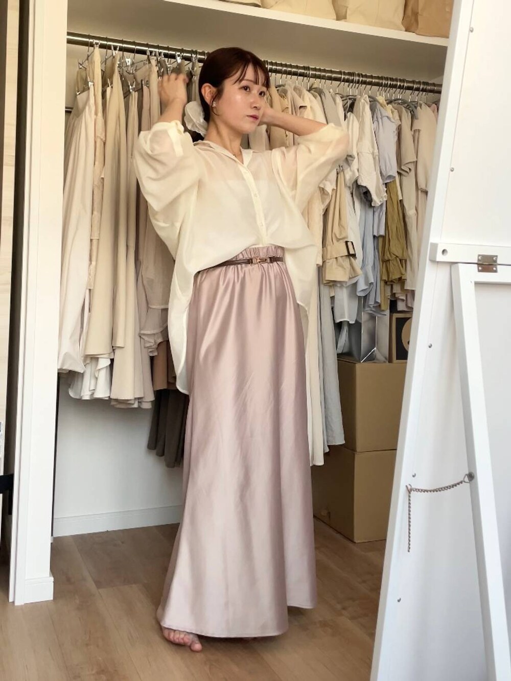 ベージュ系のスカート、ホワイト系のシャツ/ブラウス、ブラウン系のベルトを着用したレディースの夏コーディネートの2枚目の写真