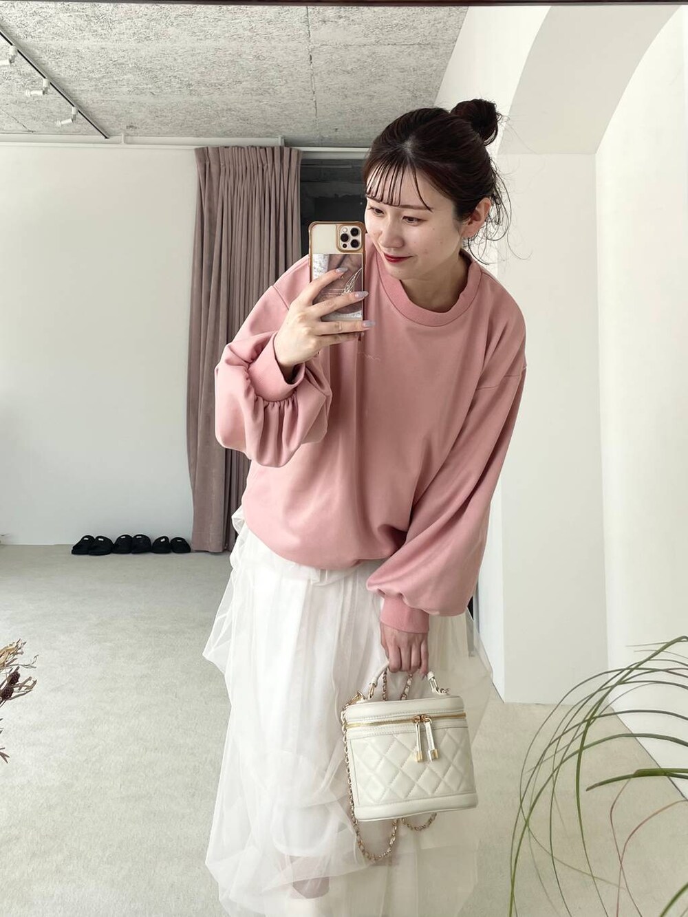 ホワイト系のスカート、ホワイト系のブーツ、ホワイト系のショルダーバッグを着用したレディースの夏コーディネートの3枚目の写真