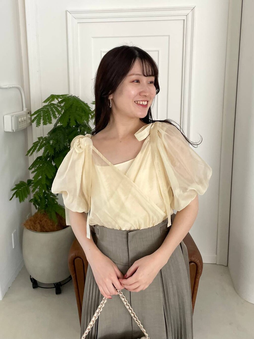 ホワイト系のTシャツ/カットソー、ホワイト系のショルダーバッグ、ホワイト系のサンダルを着用したレディースの夏コーディネートの3枚目の写真