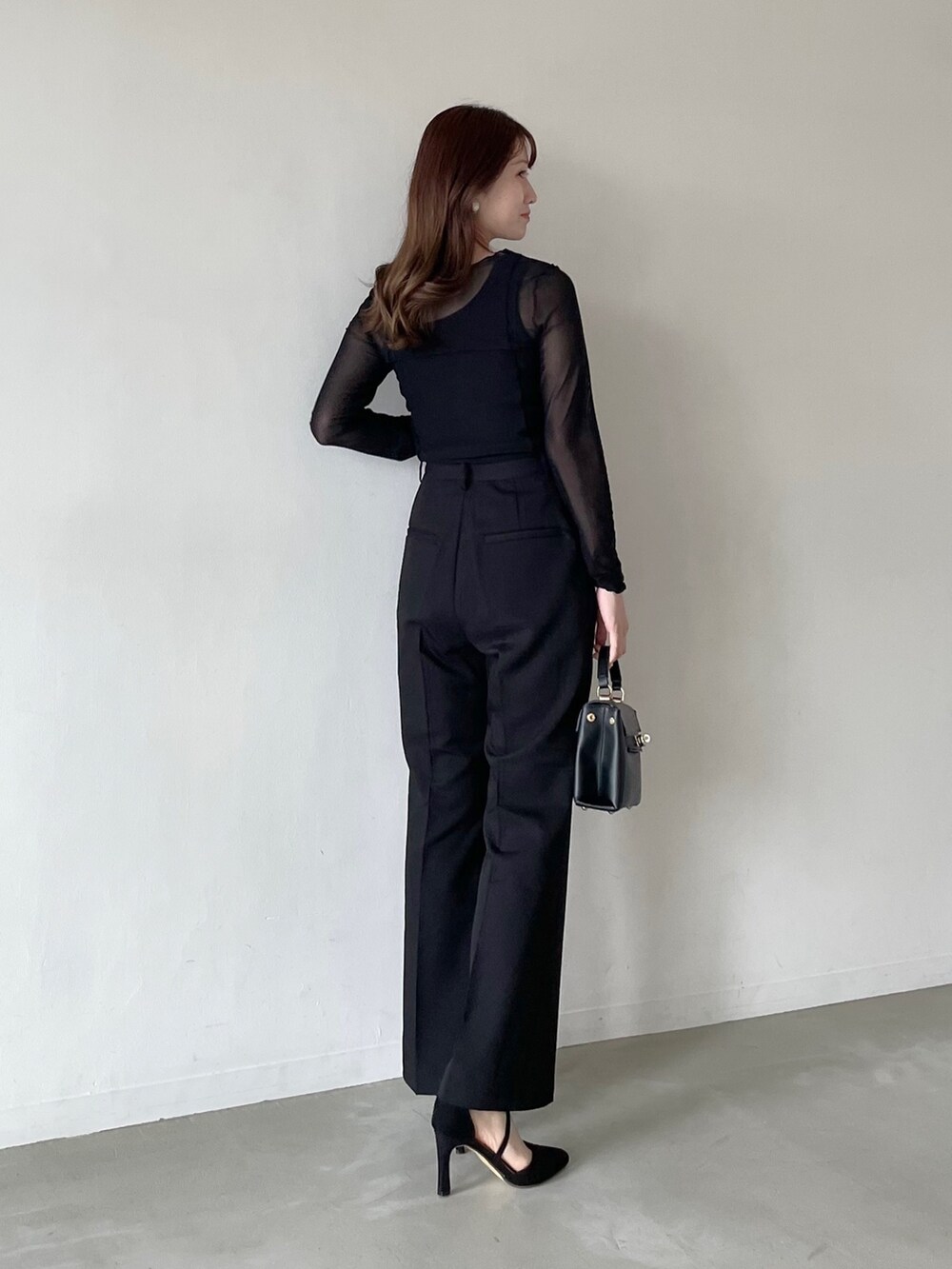 ブラック系のTシャツ/カットソー、ブラック系のその他トップス、ブラック系のスラックスを着用したレディースの春コーディネートの2枚目の写真