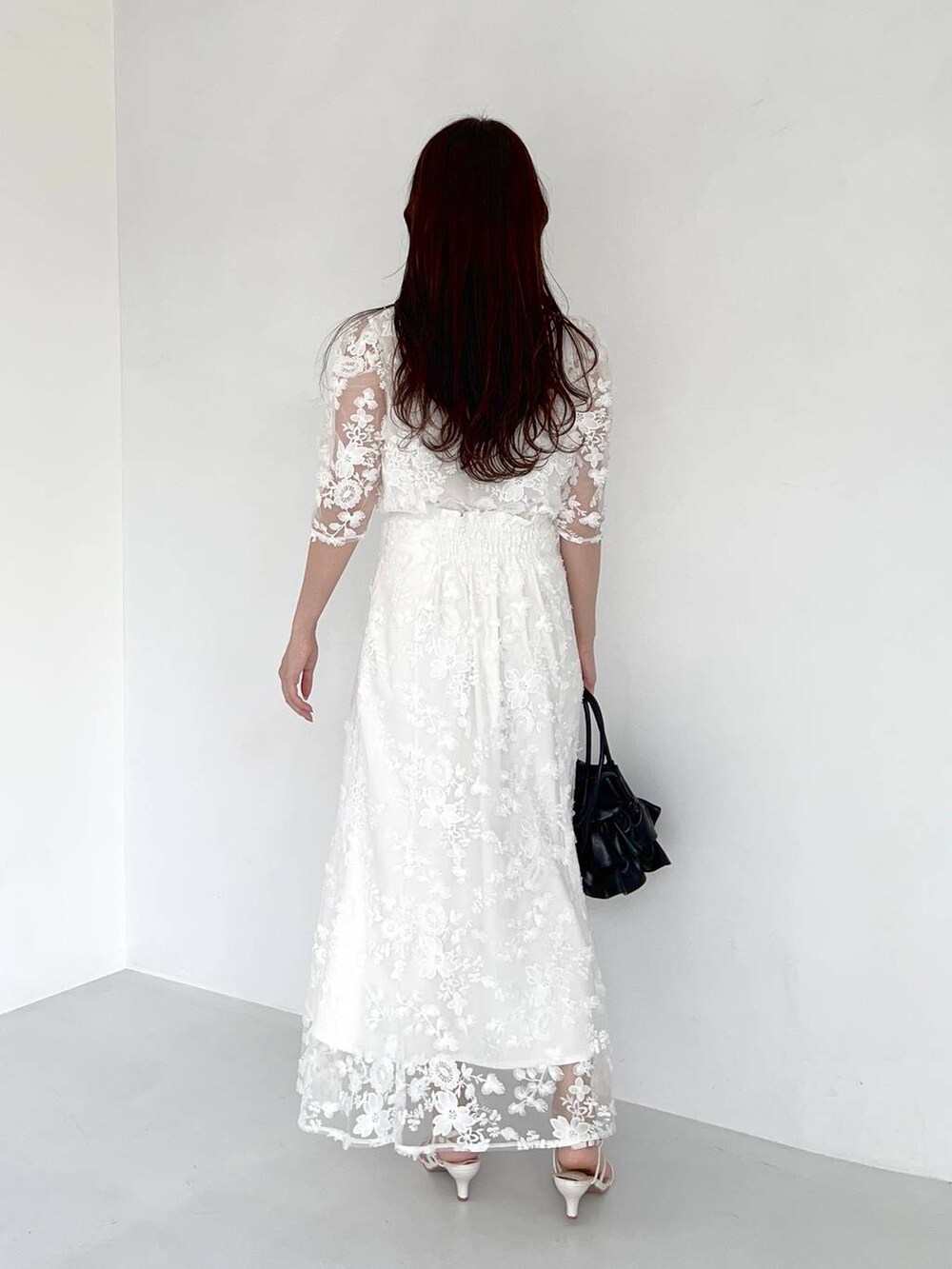 ホワイト系のシャツ/ブラウス、ホワイト系のサンダル、ホワイト系のスカートを着用したレディースの夏コーディネートの2枚目の写真