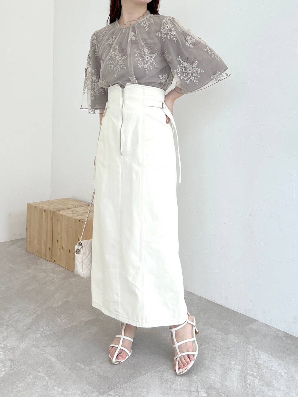 ブラウン系のシャツ/ブラウス、ホワイト系のショルダーバッグ、ホワイト系のサンダルを着用したレディースの夏コーディネートの4枚目の写真