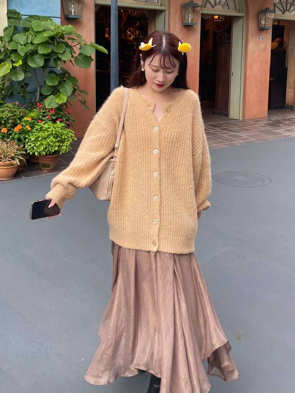 ベージュ系のカーディガン/ボレロ、ブラウン系のスカートを着用したレディースの秋コーディネートの2枚目の写真