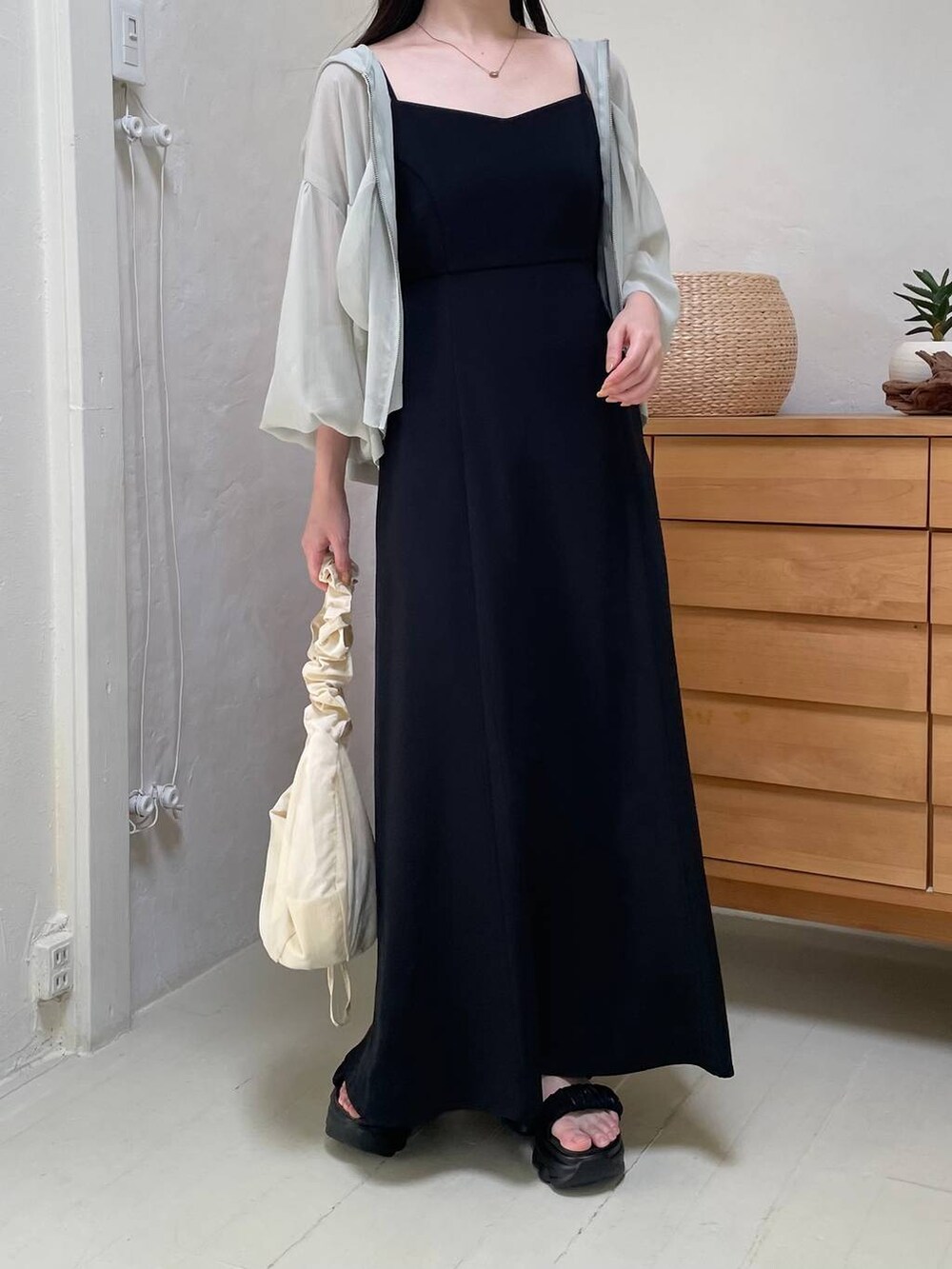 ブラック系のドレス、グリーン系のパーカー、ブラック系のサンダルを着用したレディースの夏コーディネートの4枚目の写真