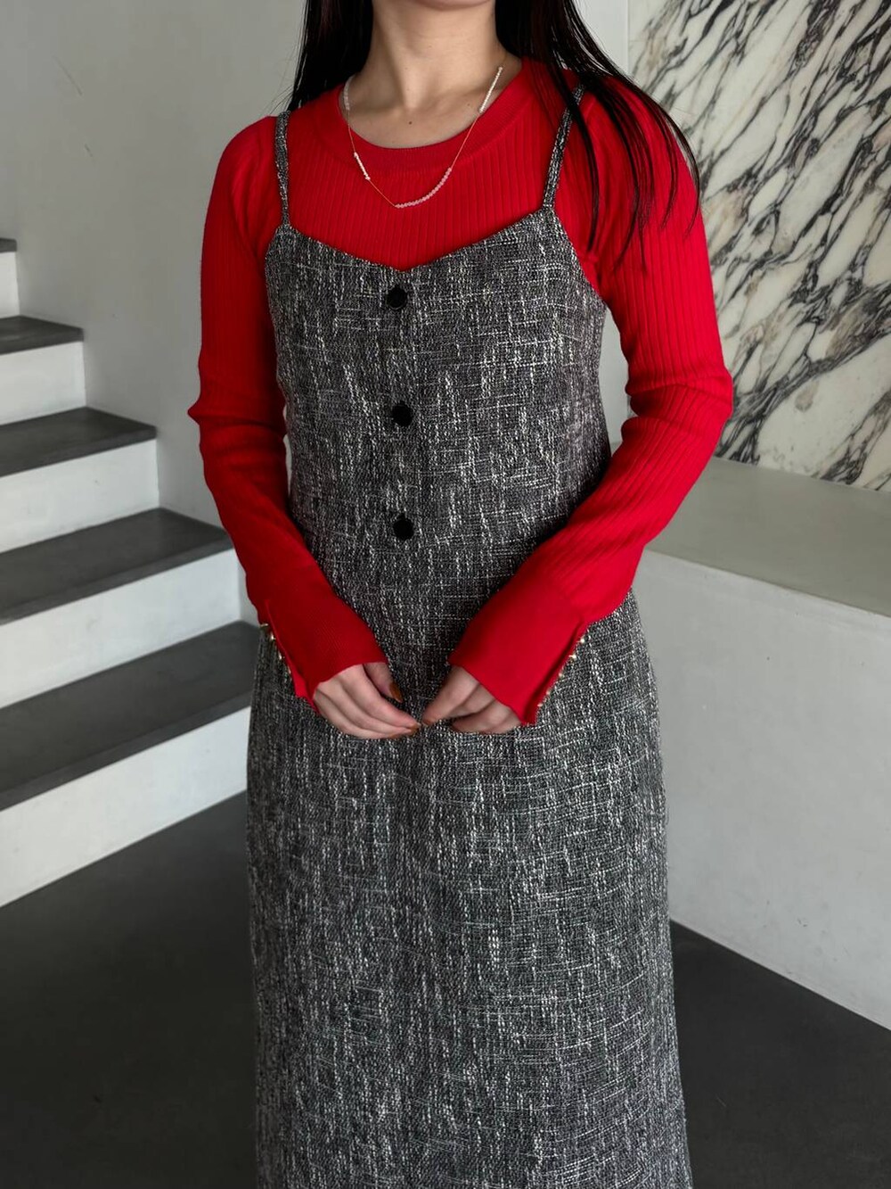 ブラック系のピーコート、ブラウン系のブーツ、レッド系のニット/セーターを着用したレディースの秋コーディネートの6枚目の写真