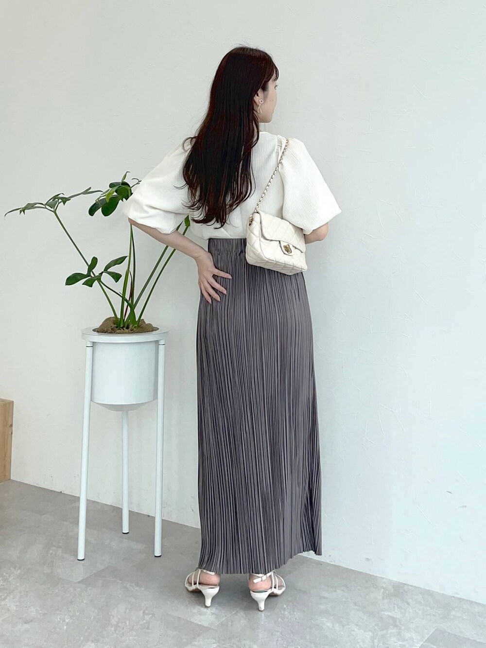 ホワイト系のシャツ/ブラウス、ホワイト系のショルダーバッグ、ホワイト系のサンダルを着用したレディースの夏コーディネートの2枚目の写真