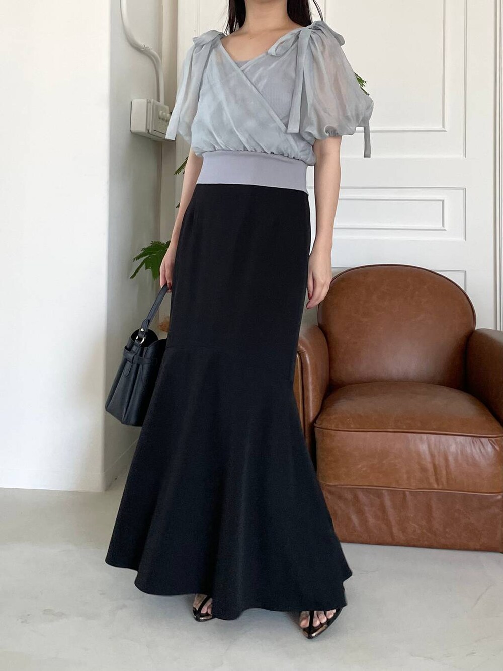 ブルー系のTシャツ/カットソー、ブラック系のショルダーバッグ、ブラック系のサンダルを着用したレディースの夏コーディネートの5枚目の写真