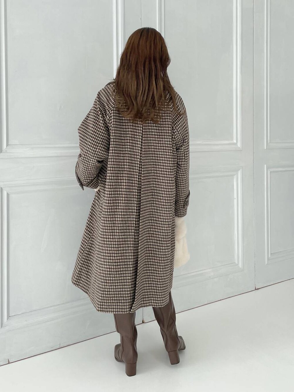 ブラウン系のブーツ、ホワイト系のハンドバッグ、ホワイト系のワンピースを着用したレディースの秋コーディネートの2枚目の写真