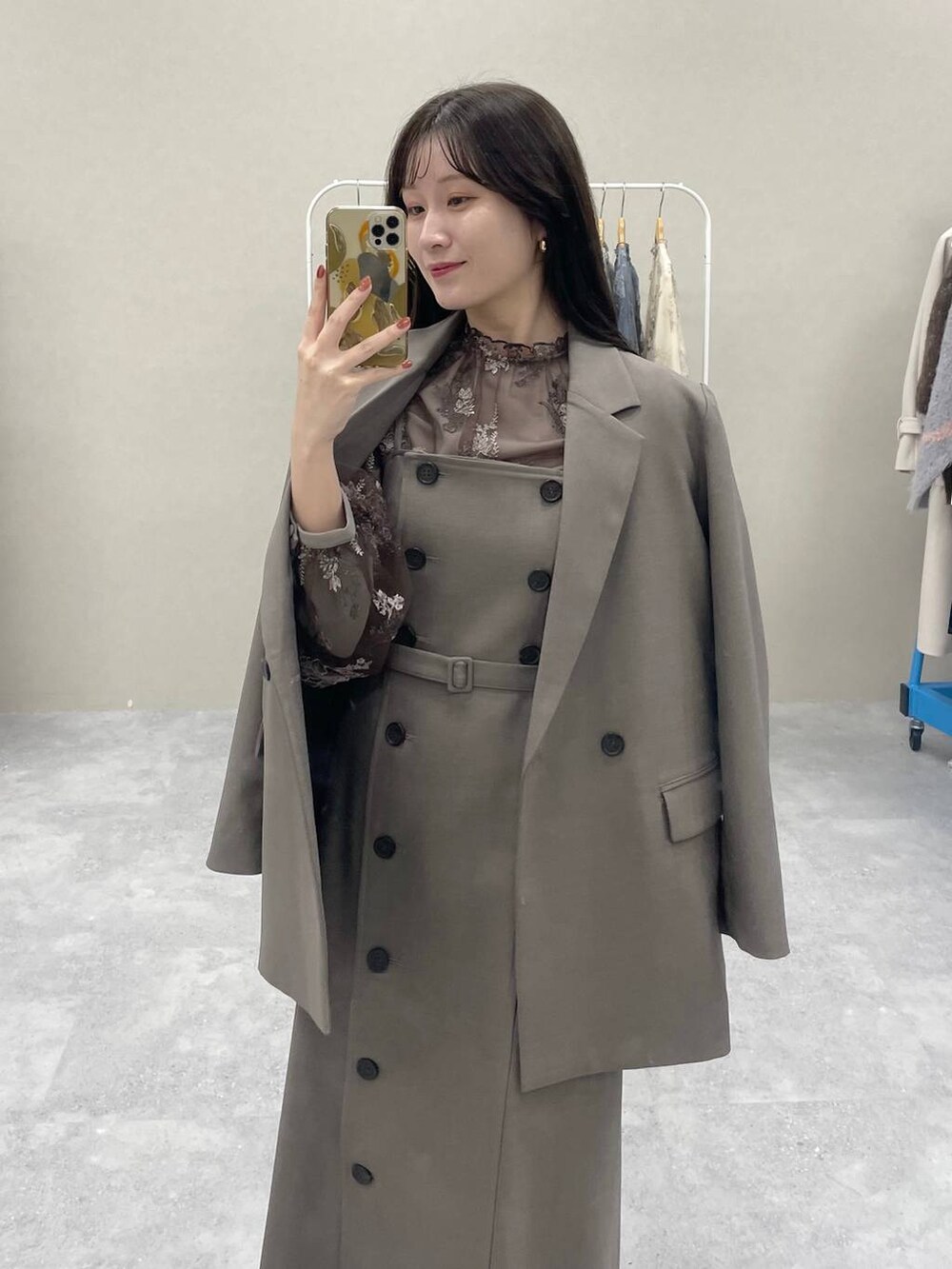 ブラウン系のシャツ/ブラウス、ベージュ系のテーラードジャケット、ベージュ系のワンピースを着用したレディースの秋コーディネートの2枚目の写真