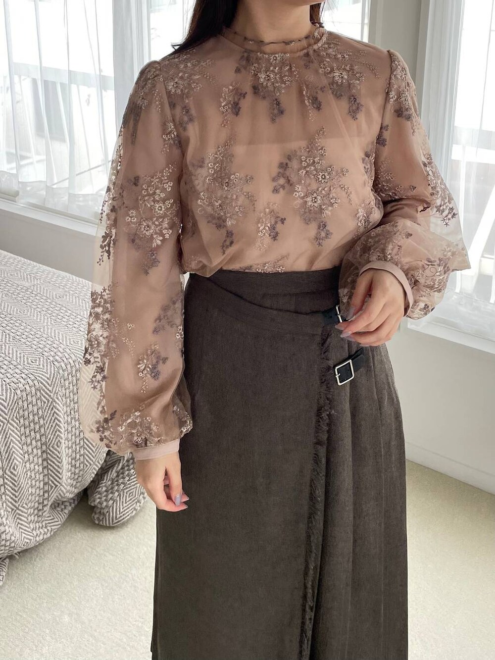 ピンク系のシャツ/ブラウス、ブラウン系のブーツ、ホワイト系のショルダーバッグを着用したレディースの冬コーディネートの3枚目の写真