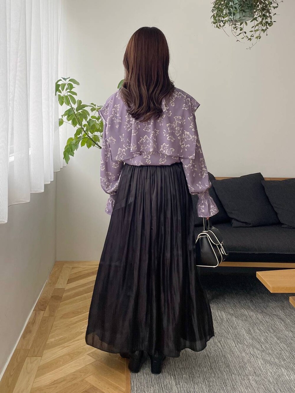 ブラック系のハンドバッグ、ブラック系のブーツ、ブルー系のシャツ/ブラウスを着用したレディースの秋コーディネートの2枚目の写真