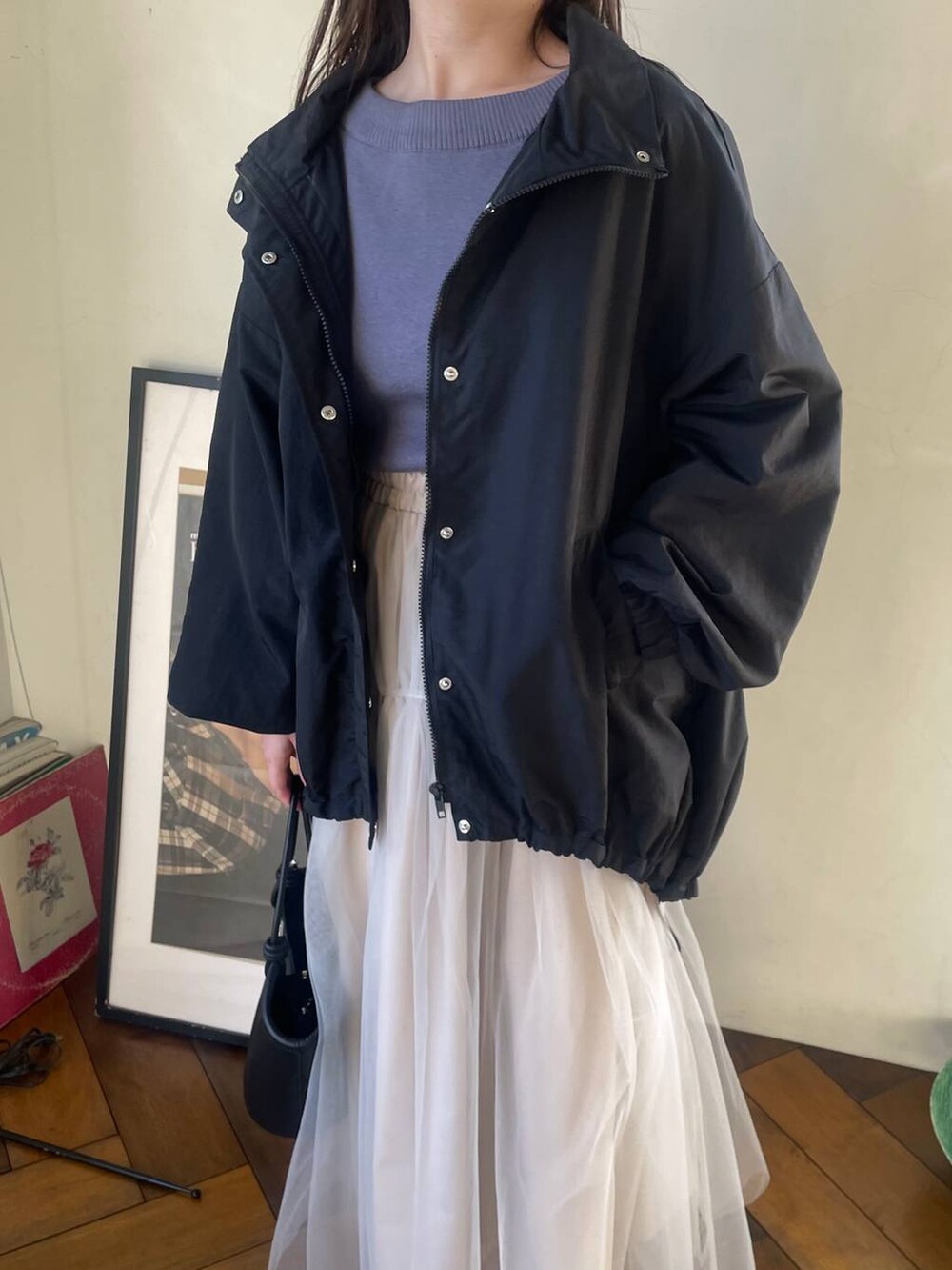 ブラック系のバレエシューズ、グレー系のニット/セーター、ブラック系のブルゾンを着用したレディースの春コーディネートの3枚目の写真