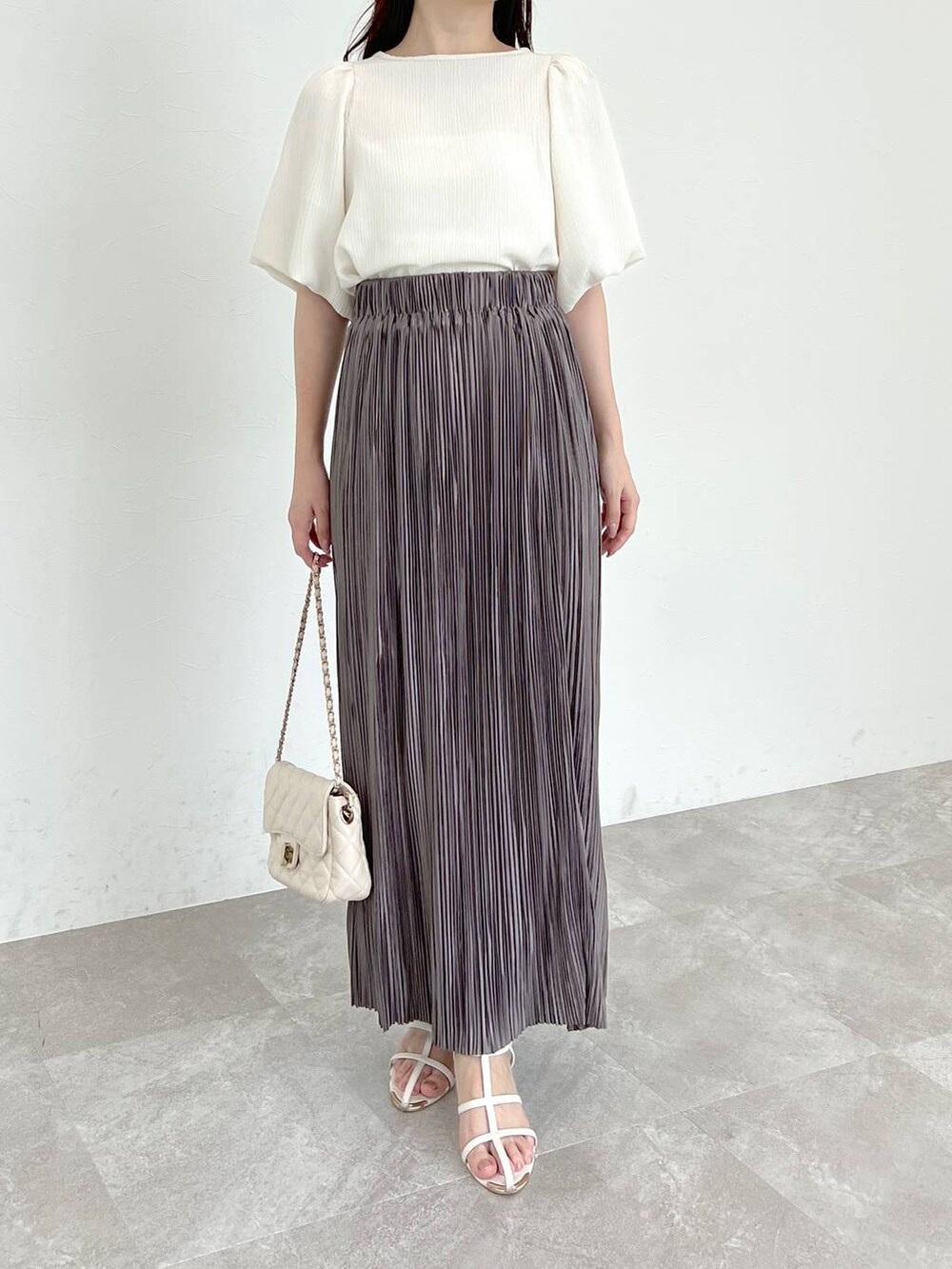 ホワイト系のシャツ/ブラウス、ホワイト系のショルダーバッグ、ホワイト系のサンダルを着用したレディースの夏コーディネートの4枚目の写真