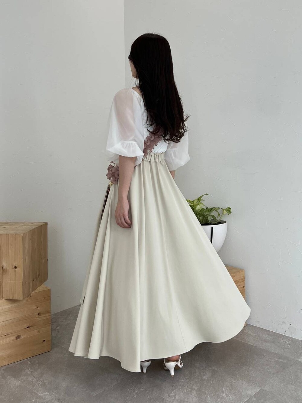 ホワイト系のTシャツ/カットソー、ホワイト系のスカート、ホワイト系のサンダルを着用したレディースの夏コーディネートの2枚目の写真