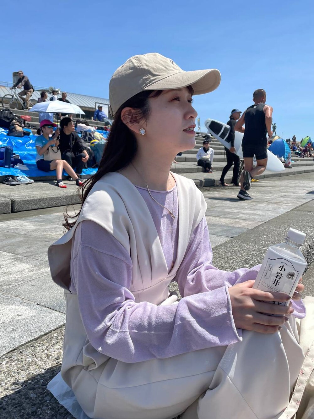 ベージュ系のパンプス、パープル系のニット/セーター、その他のトートバッグを着用したレディースの春コーディネートの3枚目の写真