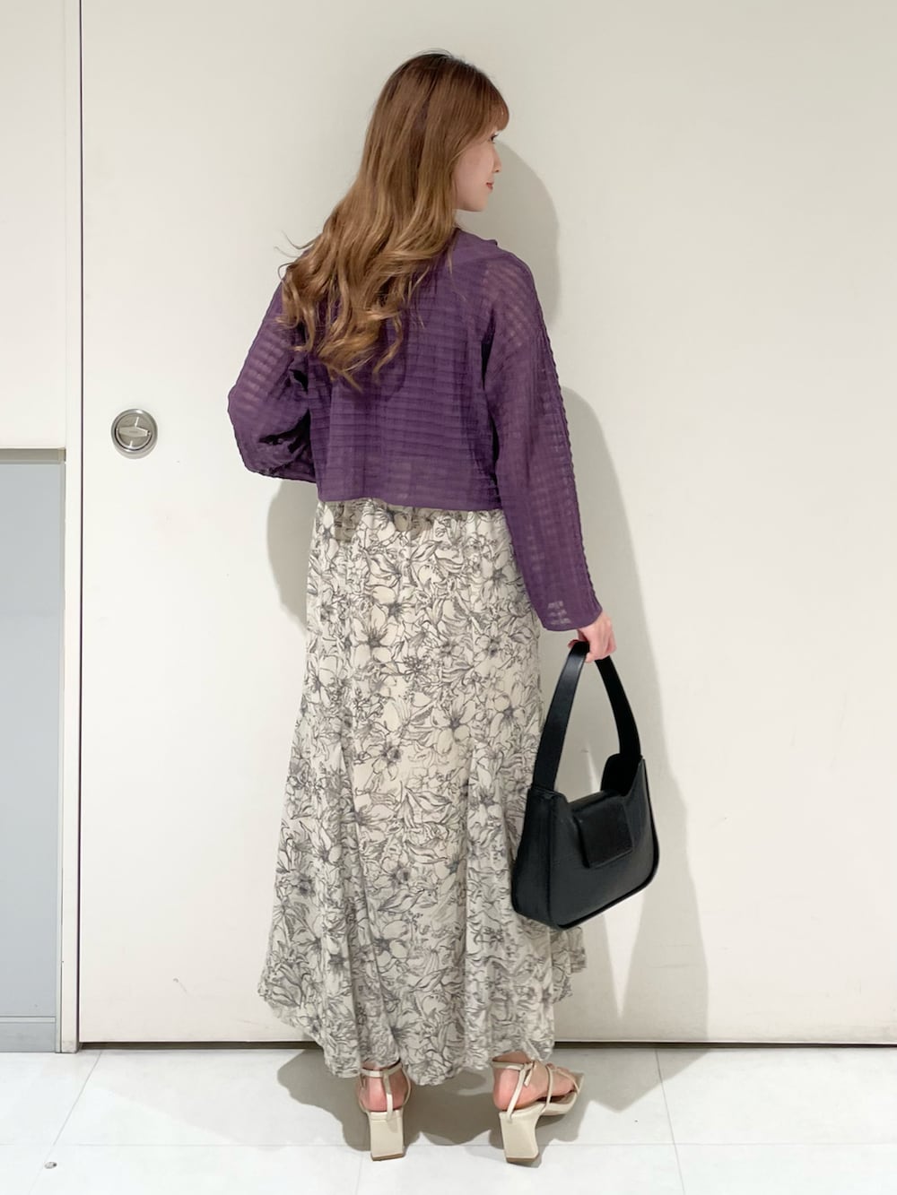 パープル系のカーディガン/ボレロ、パープル系のタンクトップ、ベージュ系のスカートを着用したレディースの夏コーディネートの2枚目の写真