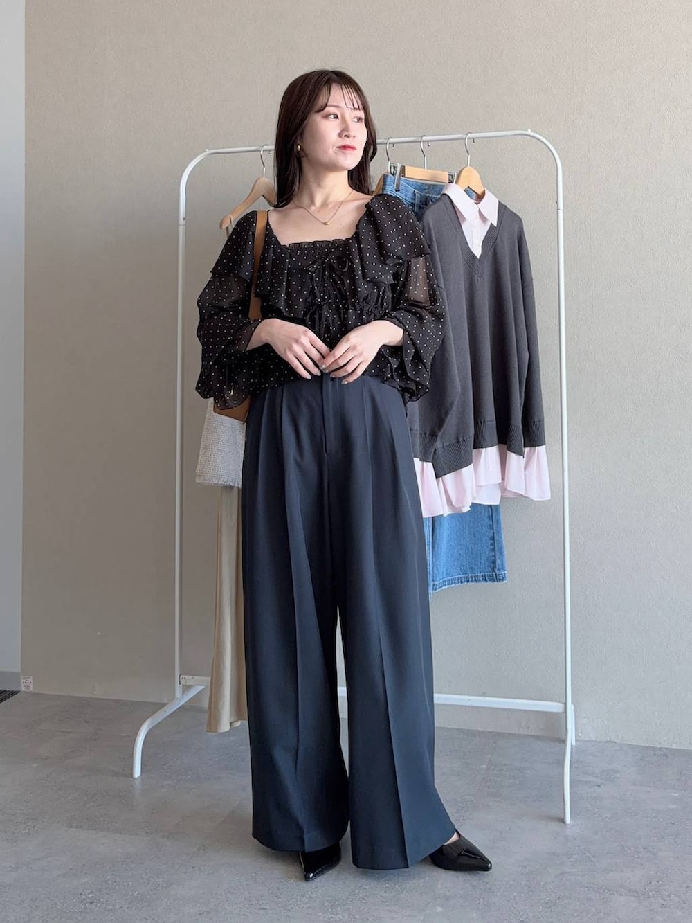 ブラック系のサンダル、ブラック系のシャツ/ブラウス、イエロー系のショルダーバッグを着用したレディースの春コーディネートの3枚目の写真