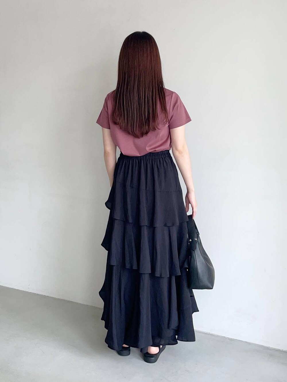 ブラック系のサンダル、ブラック系のショルダーバッグ、ブラック系のスカートを着用したレディースの夏コーディネートの2枚目の写真