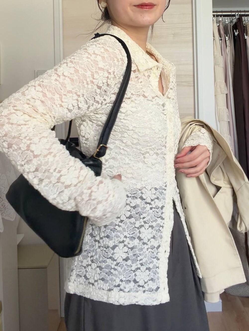 ホワイト系のTシャツ/カットソーを着用したレディースの春コーディネートの3枚目の写真