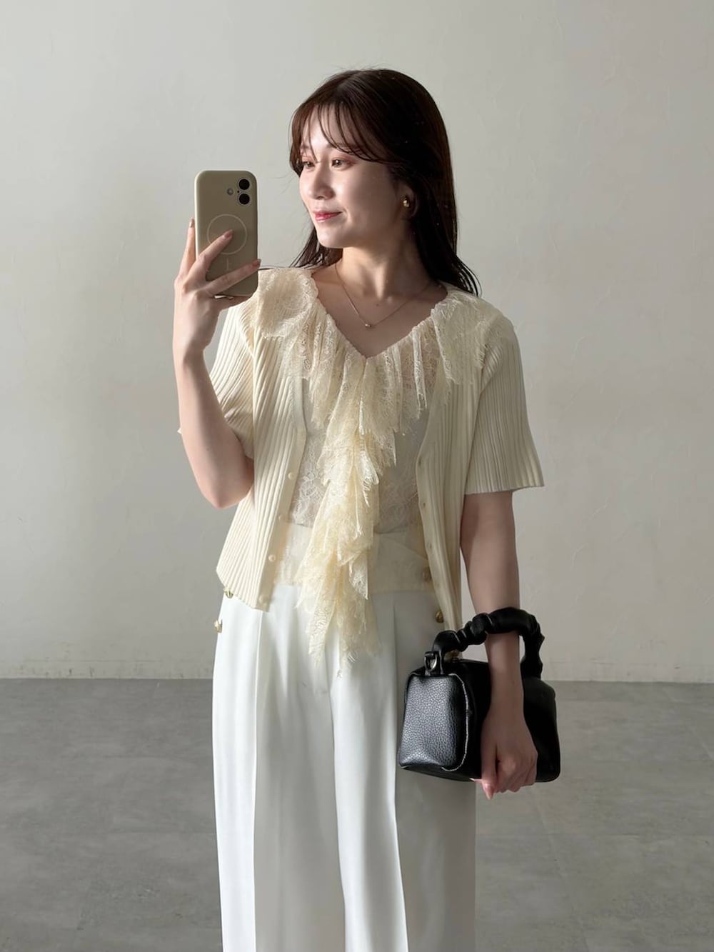 ブラック系のサンダル、ホワイト系のその他パンツ、ホワイト系のカーディガン/ボレロを着用したレディースの春コーディネートの3枚目の写真