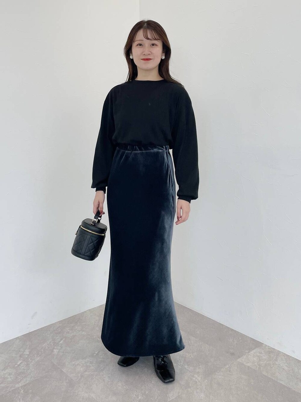 ブラック系のブーツ、ブラック系のショルダーバッグ、ベージュ系のカーディガン/ボレロを着用したレディースの秋コーディネートの4枚目の写真