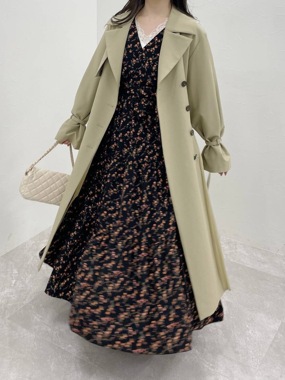 ホワイト系のタンクトップ、ブラック系のワンピース、ホワイト系のショルダーバッグを着用したレディースの冬コーディネートの2枚目の写真