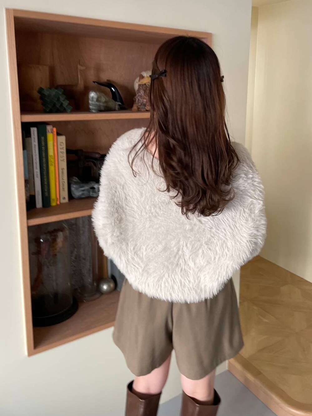 ブラウン系のその他パンツ、ブラウン系のブーツ、ホワイト系のショルダーバッグを着用したレディースの冬コーディネートの5枚目の写真