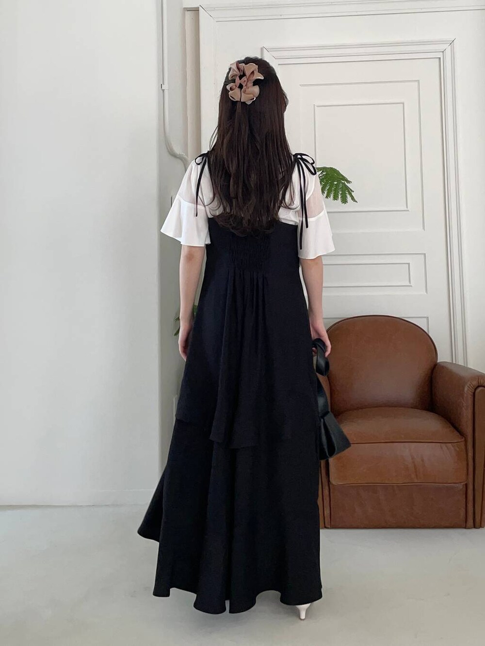 ホワイト系のTシャツ/カットソー、ブラック系のショルダーバッグ、ブラック系のワンピースを着用したレディースの夏コーディネートの2枚目の写真