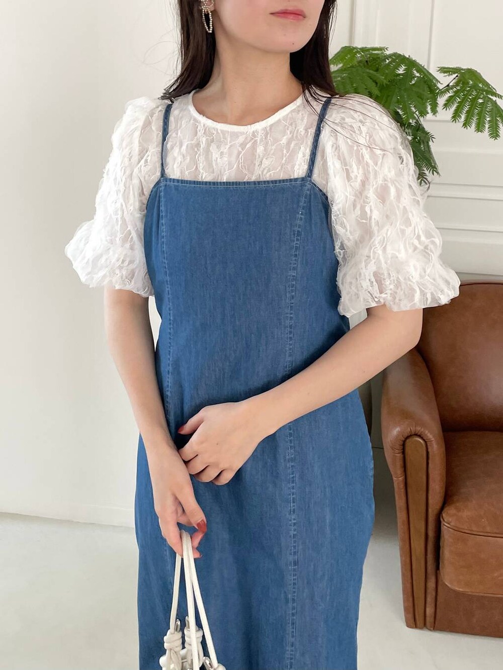 ホワイト系のハンドバッグ、ブルー系のワンピース、ホワイト系のサンダルを着用したレディースの夏コーディネートの4枚目の写真