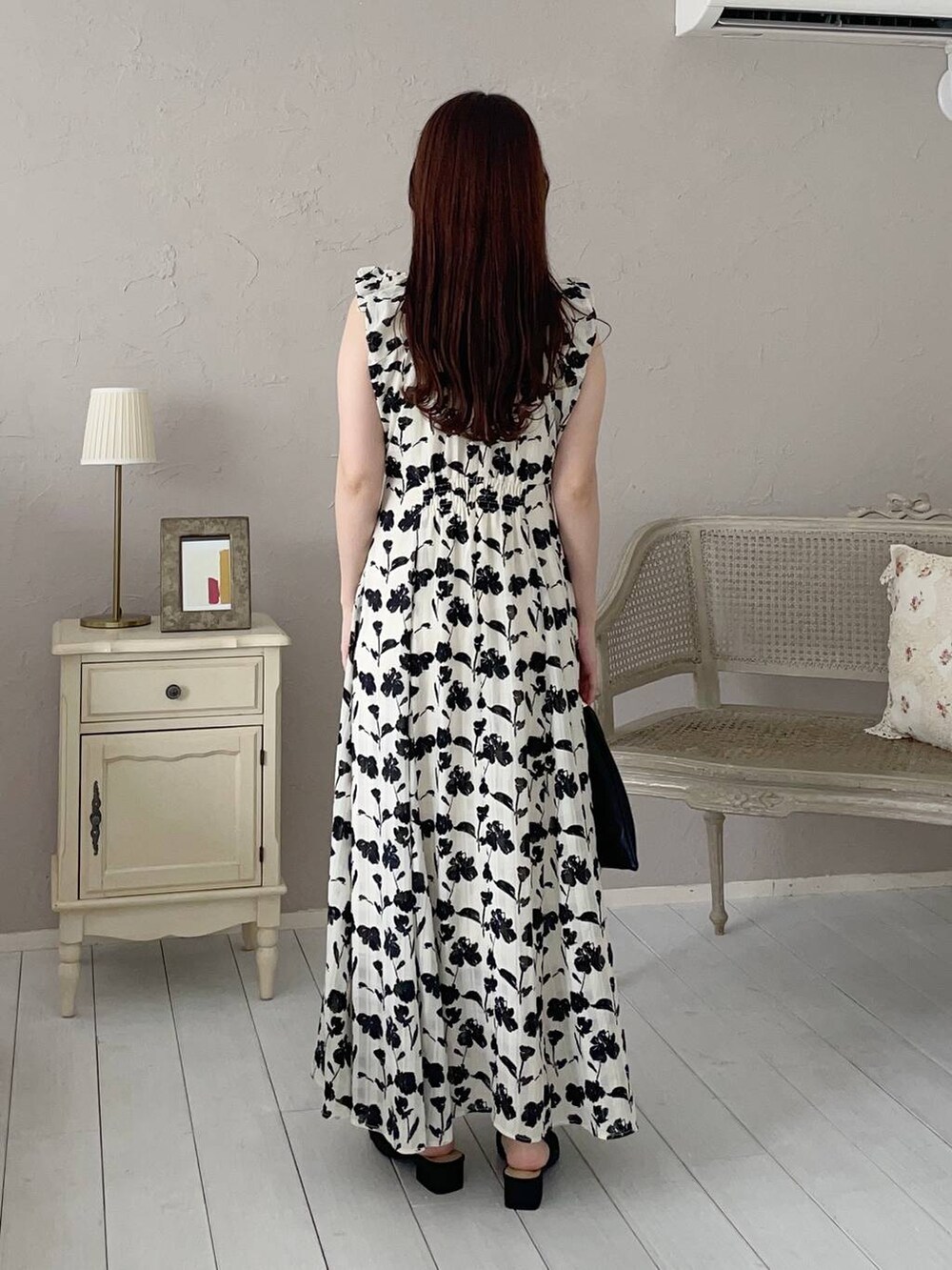 ブラウン系のテーラードジャケット、ブラック系のサンダル、ホワイト系のワンピースを着用したレディースの夏コーディネートの4枚目の写真