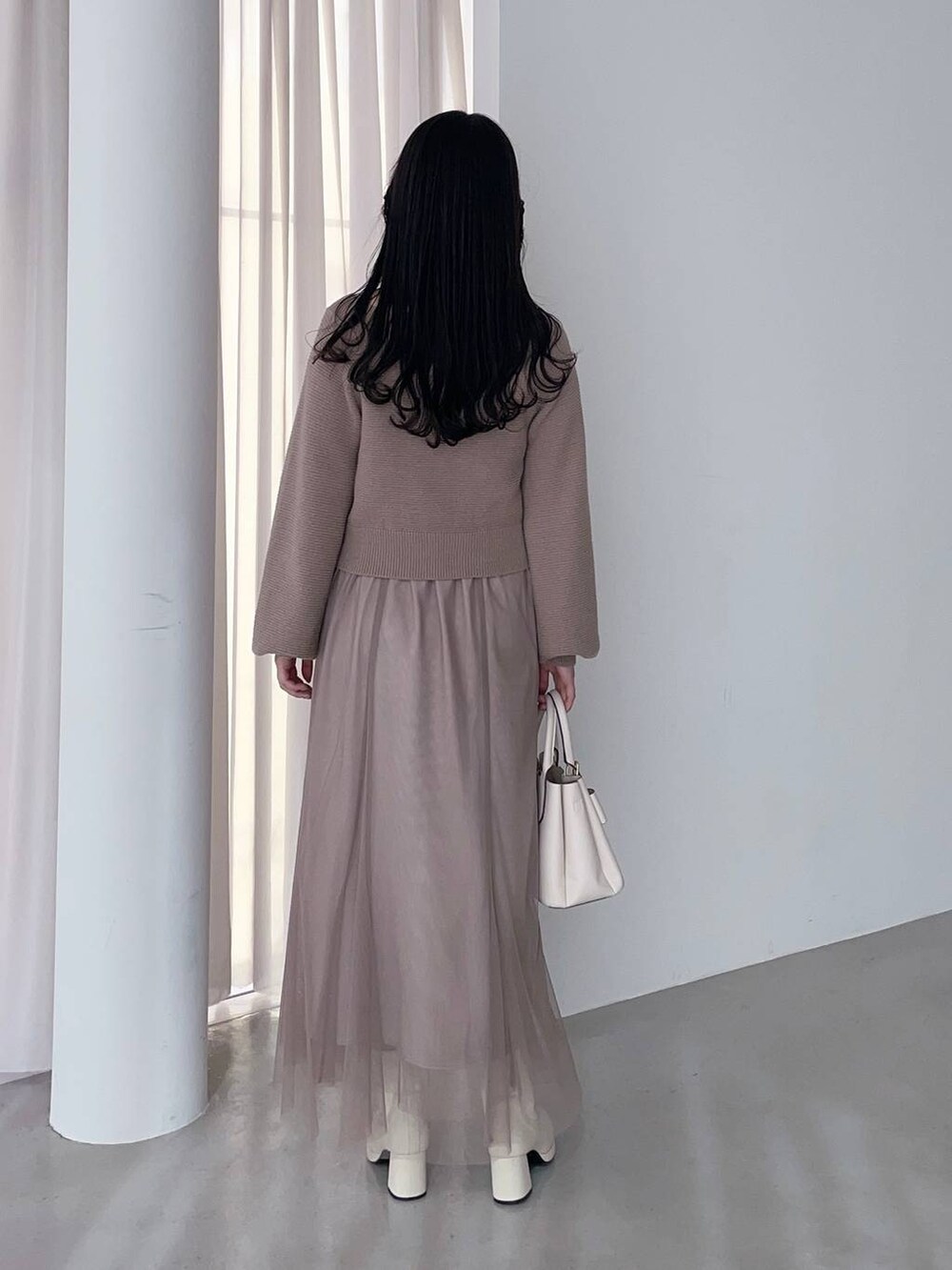 ホワイト系のブーツ、ホワイト系のショルダーバッグ、ブラウン系のワンピースを着用したレディースの春コーディネートの2枚目の写真