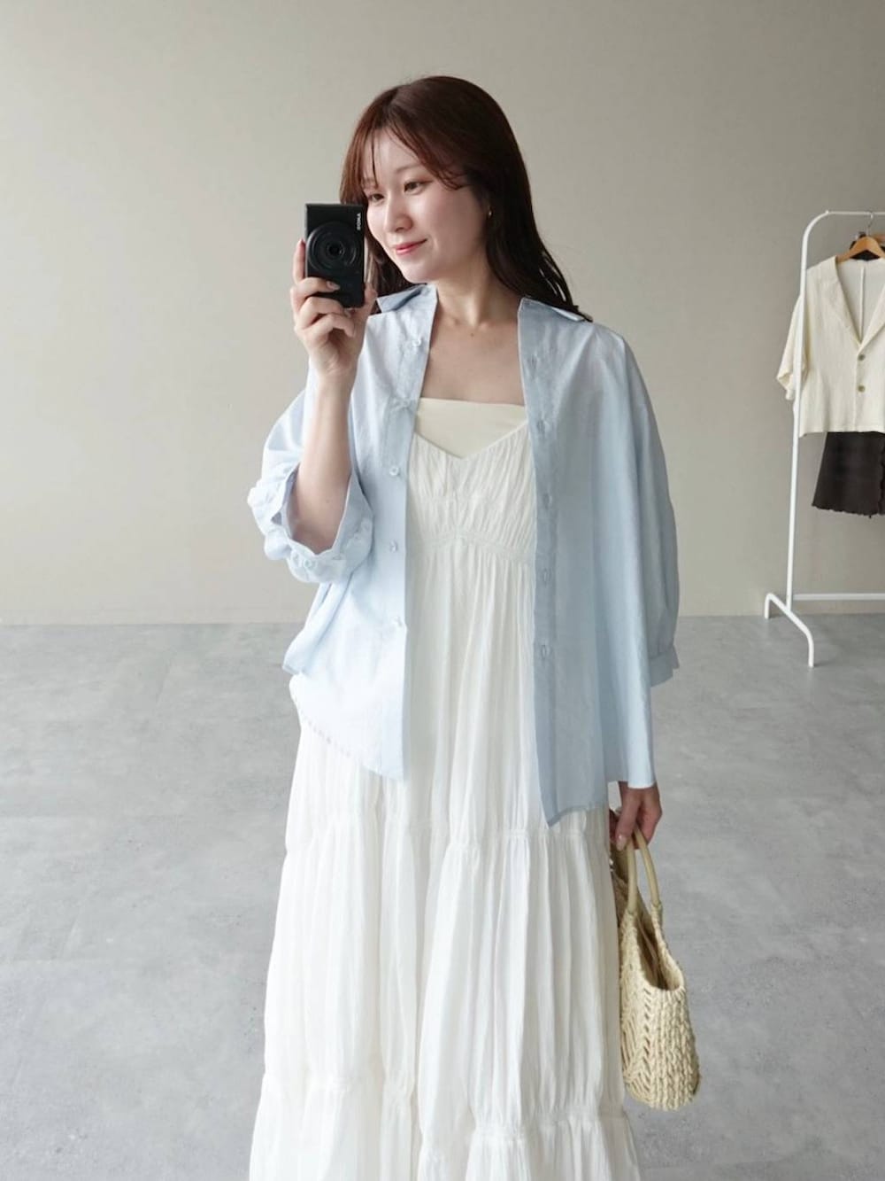ブルー系のシャツ/ブラウス、ホワイト系のサンダル、ホワイト系のワンピースを着用したレディースの夏コーディネートの3枚目の写真
