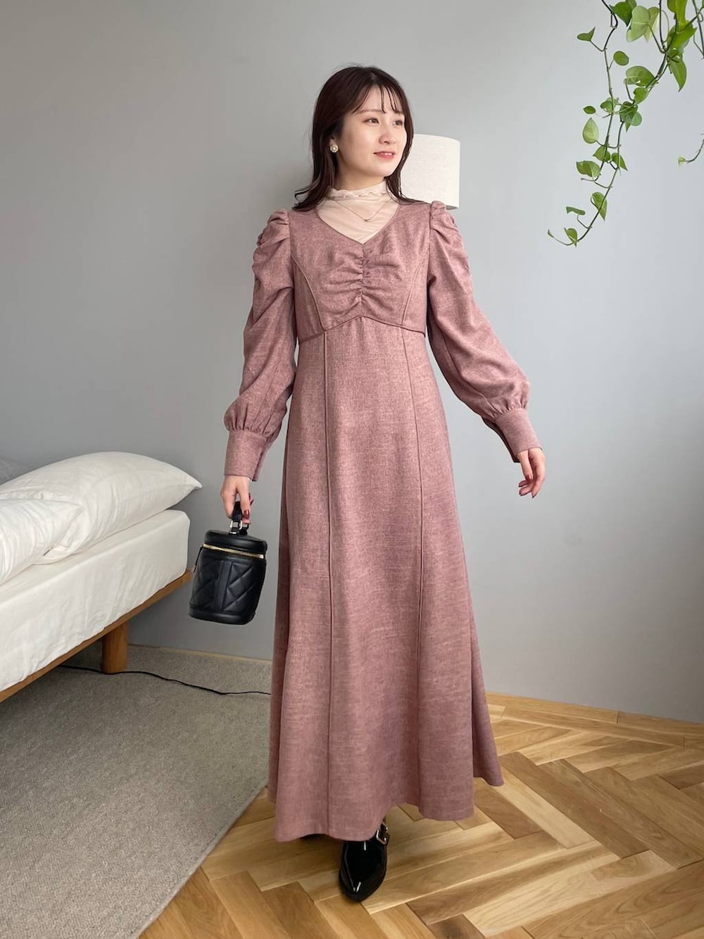 ブラック系のその他シューズ、ブラック系のショルダーバッグ、ホワイト系のTシャツ/カットソーを着用したレディースの秋コーディネートの4枚目の写真