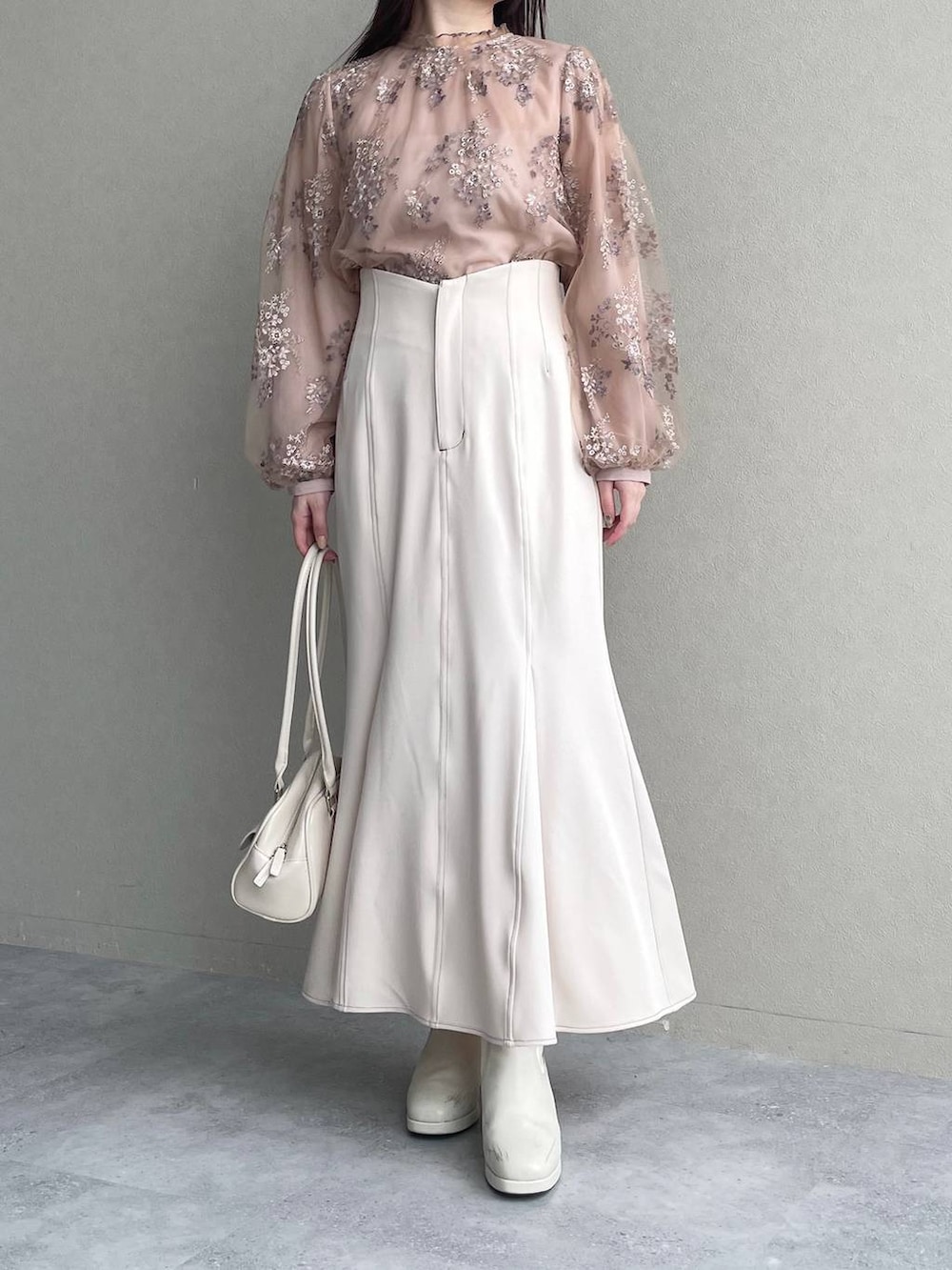 ピンク系のシャツ/ブラウス、ホワイト系のブーツ、ホワイト系のハンドバッグを着用したレディースの冬コーディネートの4枚目の写真