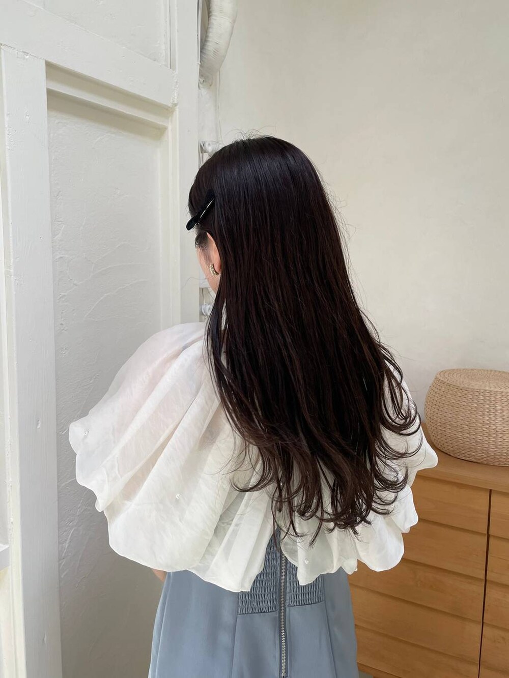 ブラック系のパンプス、ブラック系のショルダーバッグ、ブルー系のドレスを着用したレディースの春コーディネートの5枚目の写真