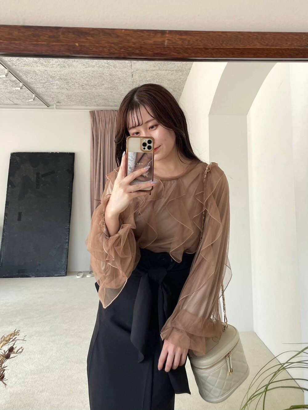 ホワイト系のブーツ、ベージュ系のシャツ/ブラウス、ホワイト系のショルダーバッグを着用したレディースの秋コーディネートの3枚目の写真