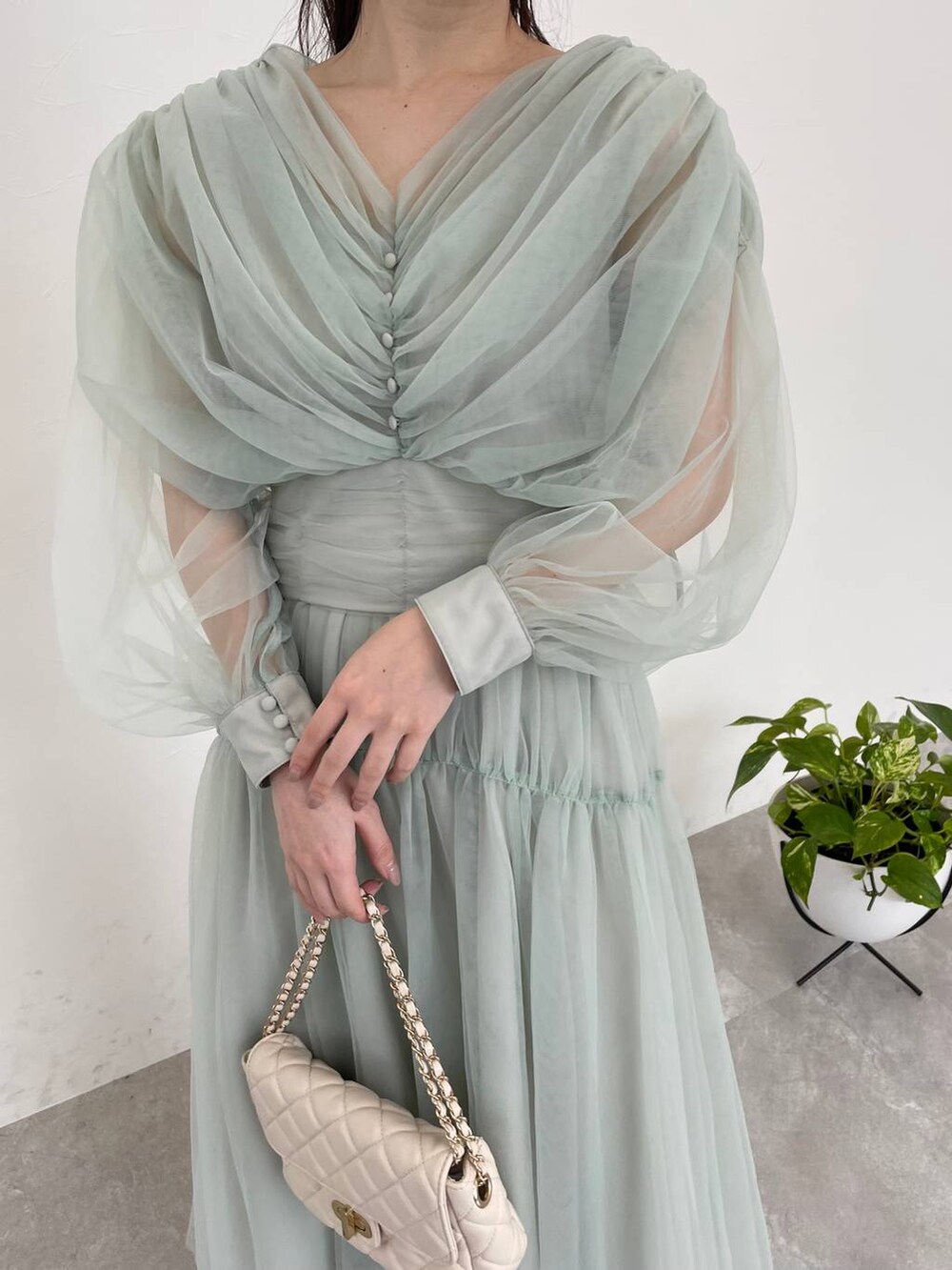 シルバー系のバレエシューズ、グリーン系のTシャツ/カットソー、ホワイト系のショルダーバッグを着用したレディースの春コーディネートの3枚目の写真