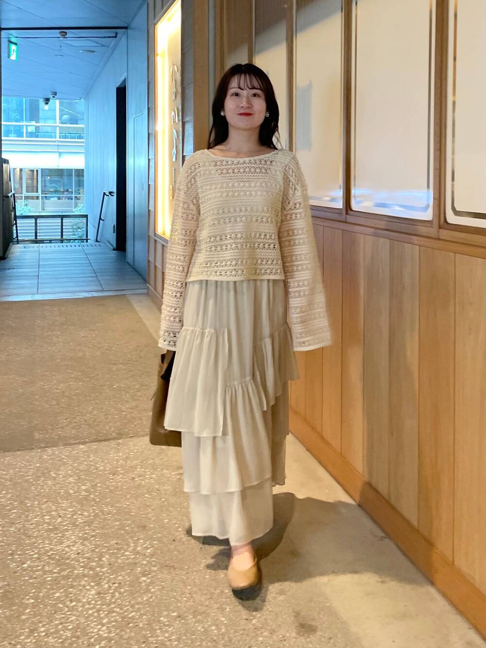 ホワイト系のスカート、ホワイト系のカーディガン/ボレロ、ホワイト系のタンクトップを着用したレディースの春コーディネートの3枚目の写真